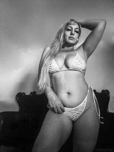Photo of Onecurvyone, creator on OnlyFans with exclusive content